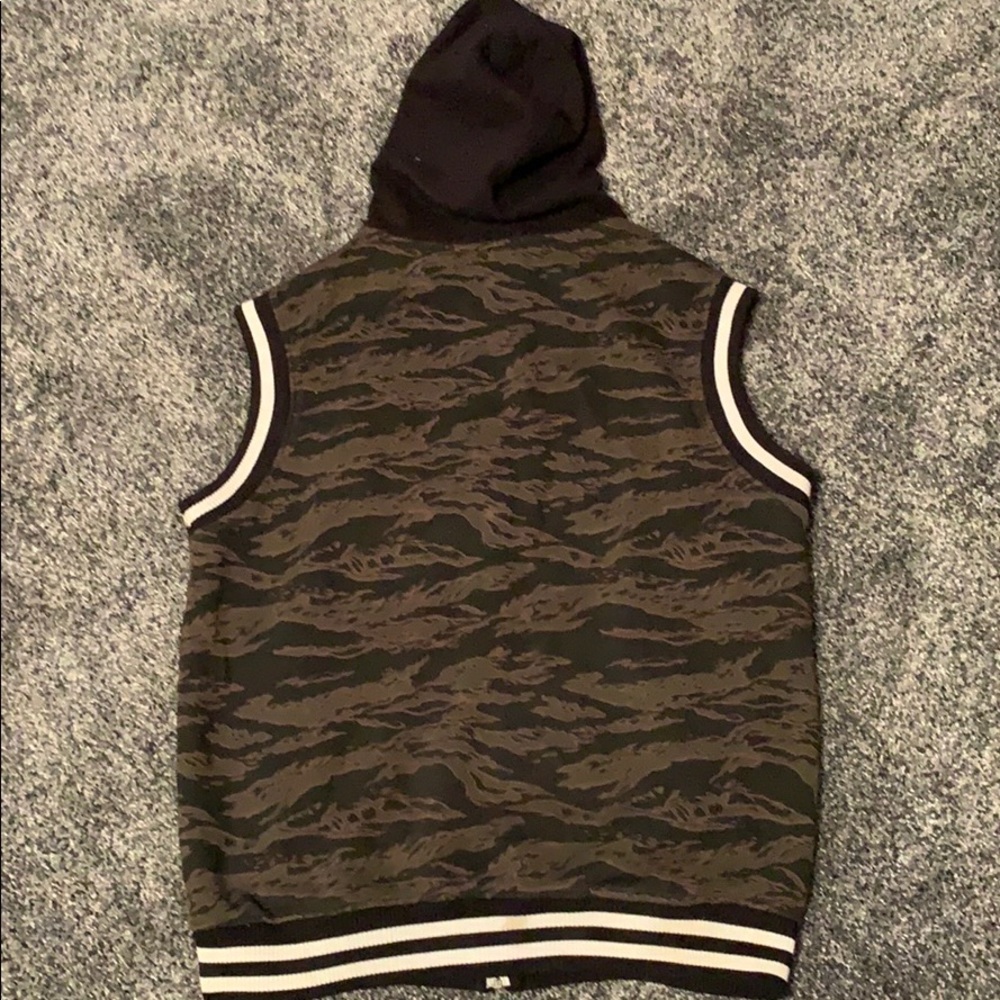 Sleeveless camo jacket - Picture 2 of 3